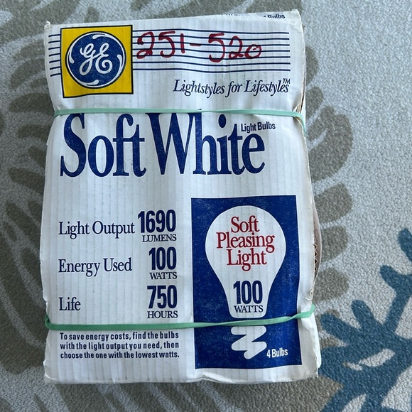 4 x GE Soft White 100W incandescent light bulbs New Old Style. - Picture 1 of 2